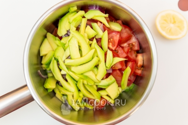 Овощной салат с авокадо, огурцами и помидорами