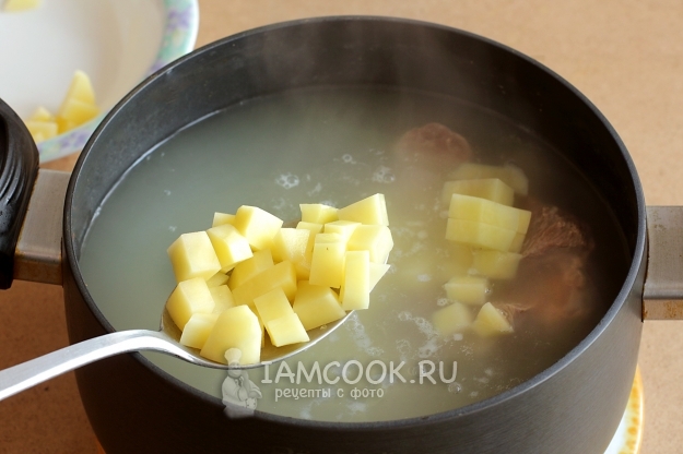 Рассольник с томатом, перловкой и солеными огурцами