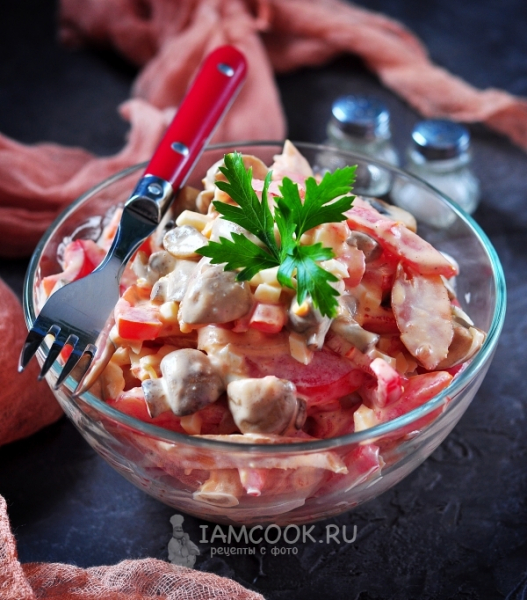 Салат с копченой куриной грудкой и шампиньонами