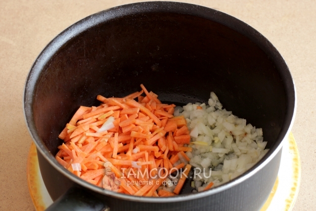 Рассольник с томатом, перловкой и солеными огурцами