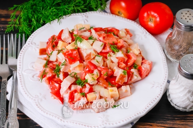 Салат с копченой курицей, помидорами и сыром