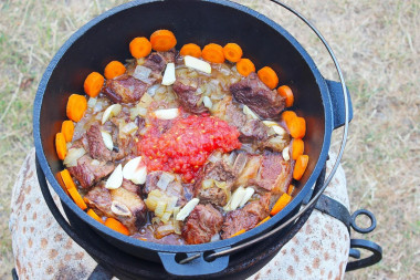 Шурпа в казане на костре из говядины