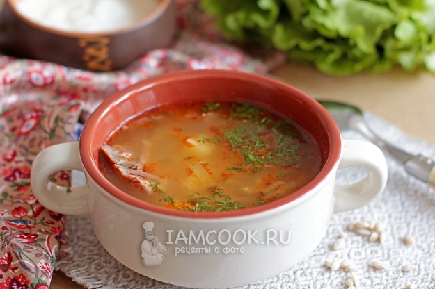 Рассольник с томатом, перловкой и солеными огурцами